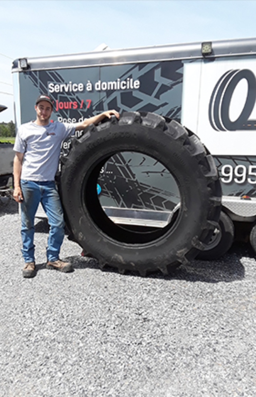 Technicien de Pneu Mobile Rive-Sud posant devant la remorque ouverte, montrant les outils et équipements de service mobile.